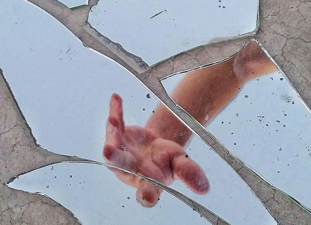 Разбитое зеркало. Что означает эта примета и как сделать так, чтобы она не сработала